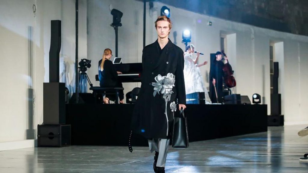 Valentino Thu/Đông 20/21: Phẩm chất nhất quán và không giới hạn của Pierpaolo Piccioli Valentino Thu/Đông 20/21: Phẩm chất nhất quán và không giới hạn của Pierpaolo Piccioli