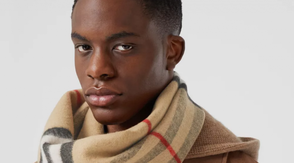 Khám phá thế giới của những chiếc khăn choàng Burberry Khám phá thế giới của những chiếc khăn choàng Burberry