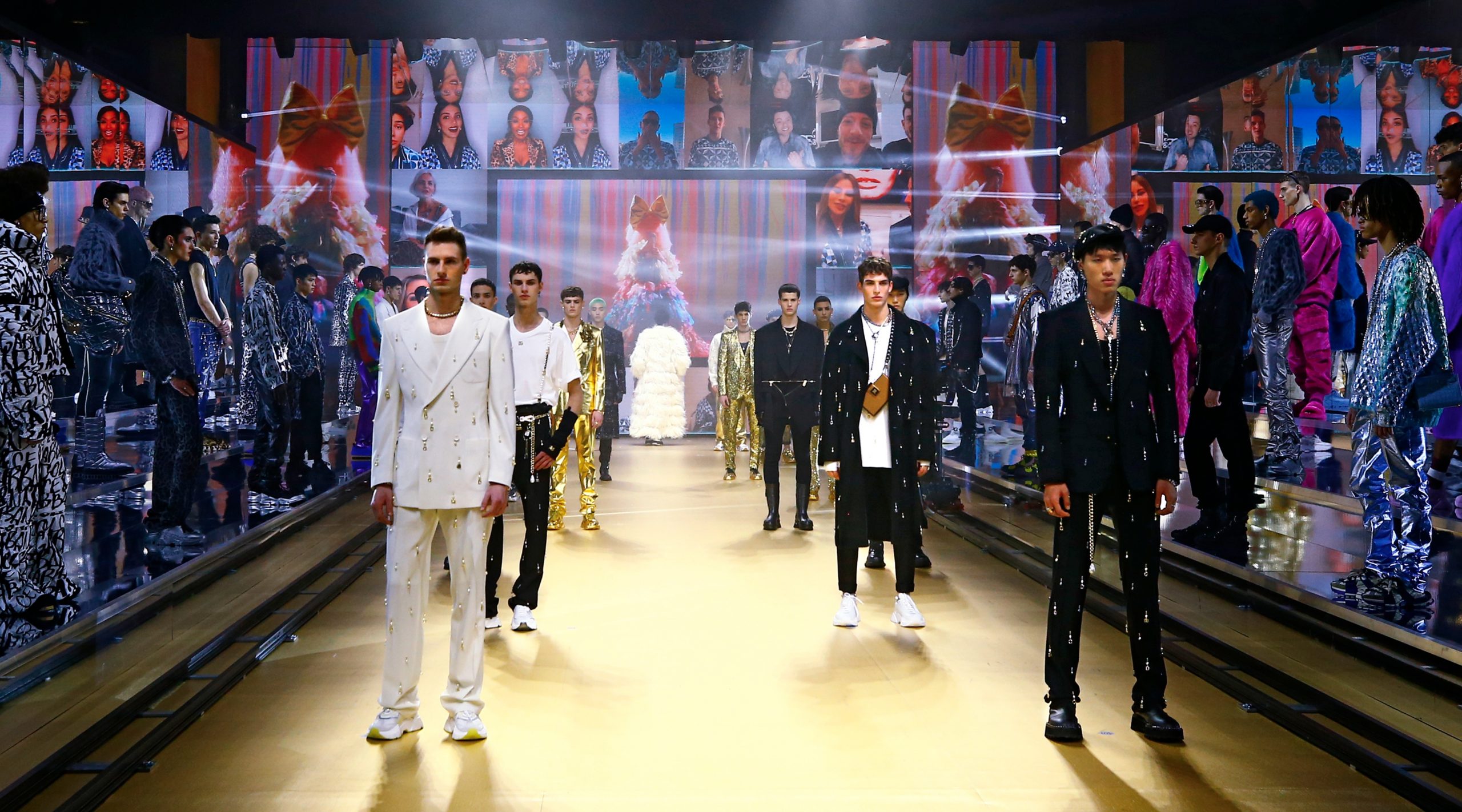 Dolce & Gabbana Thu Đông 2021-22: #DGTogether cùng thế hệ Gen Z muôn màu