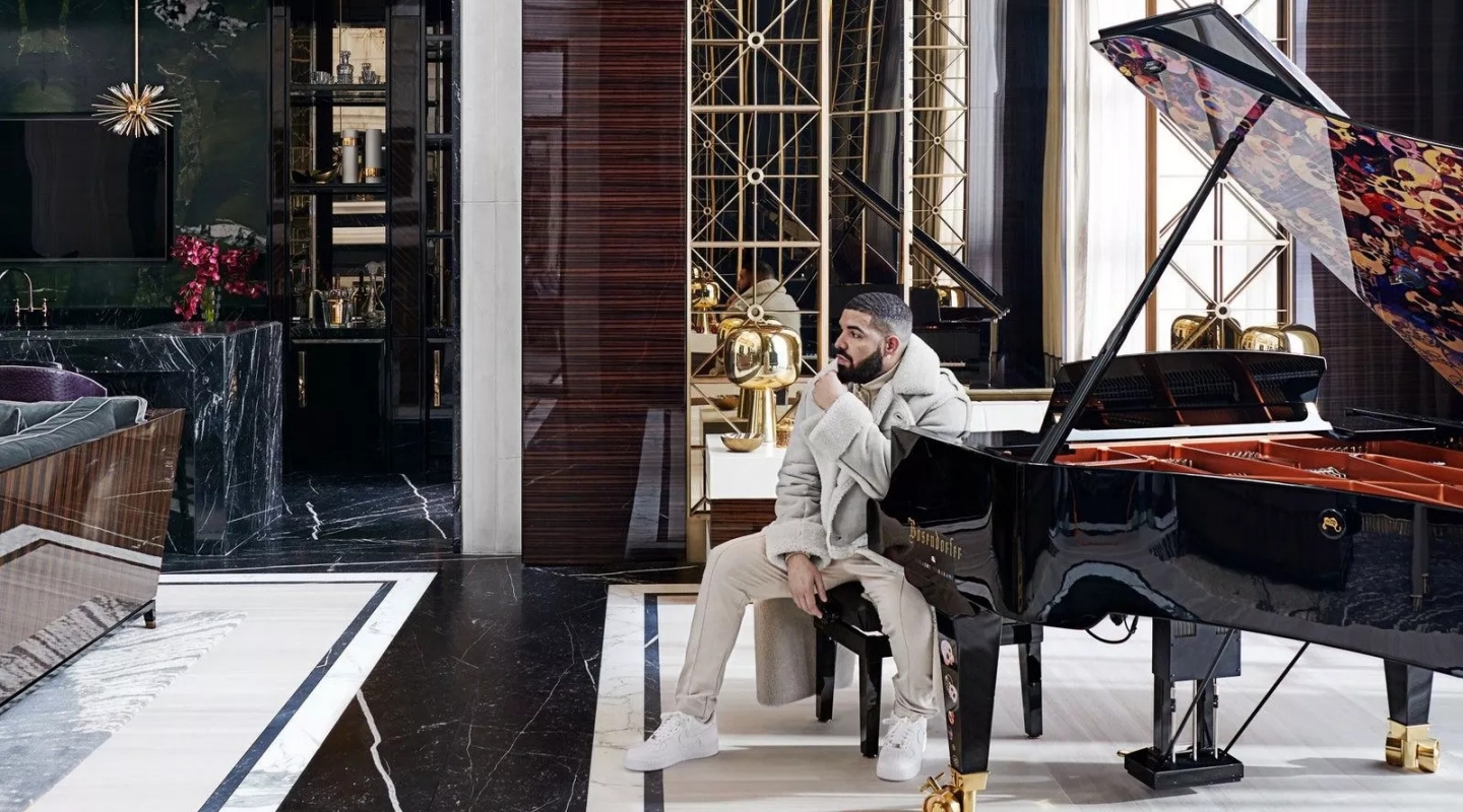 Bí mật cây đại dương cầm Takashi Murakami thiết kế cho Drake