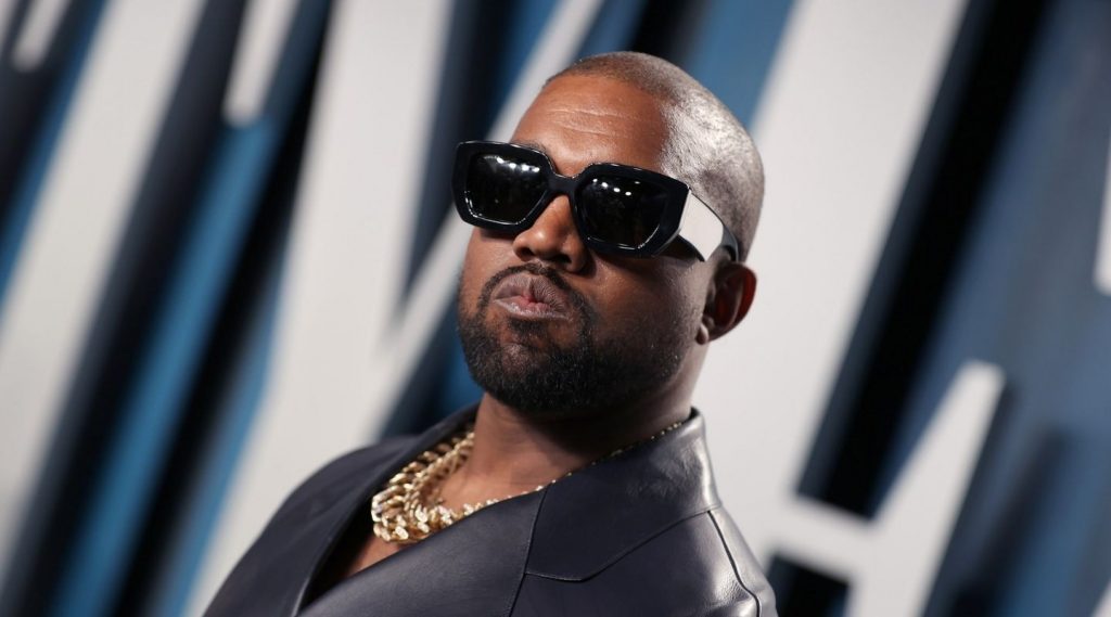 Hậu li hôn, rapper Kanye West chính thức đổi tên thành Ye