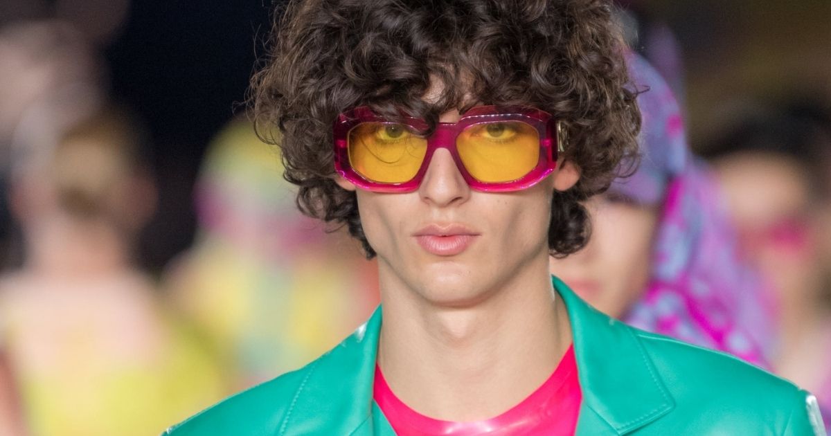 Versace Xuân Hè 2022: Đeo kính râm vì quá chói chang
