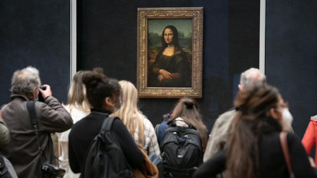 Nàng Mona Lisa lại bị tấn công, lần này là bánh và hoa hồng