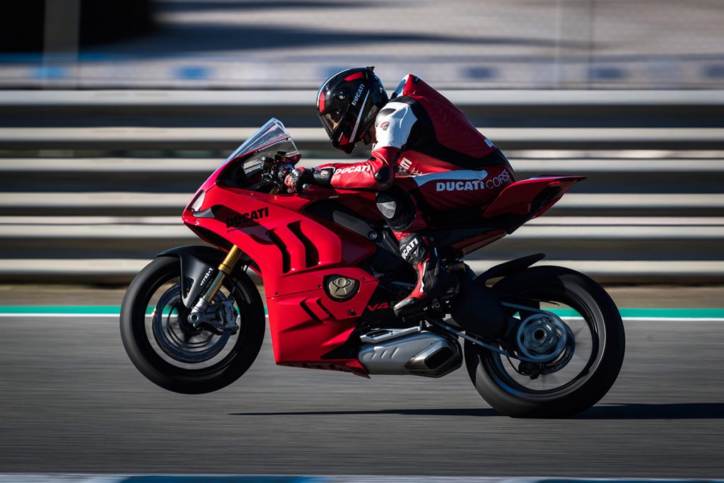 Ducati Panigale V4 2023 ra mắt với hàng loạt trang bị điện tử hiện đại