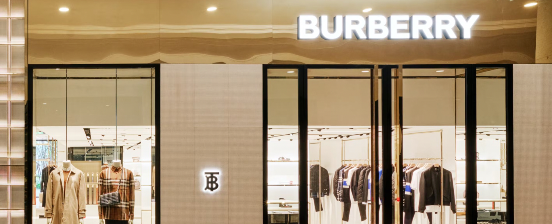 Burberry mở lại cửa hàng chính thức tại Hồ Chí Minh