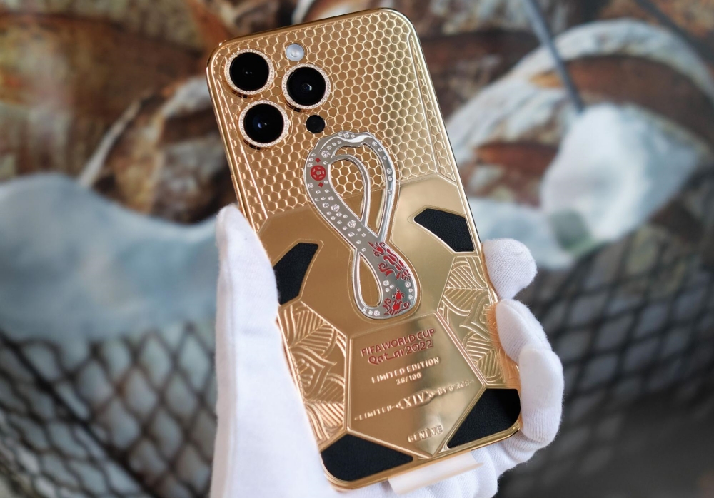 iPhone 14 Pro Max bản mạ vàng và kim cương: Chiếc điện thoại iPhone 14 Pro Max phiên bản mạ vàng và kim cương là một trong những sản phẩm xa xỉ nhất trên thị trường. Với thiết kế đẳng cấp và sự kết hợp hoàn hảo giữa mạ vàng và kim cương, chiếc điện thoại này hoàn toàn xứng đáng để trở thành một tác phẩm nghệ thuật điện tử.