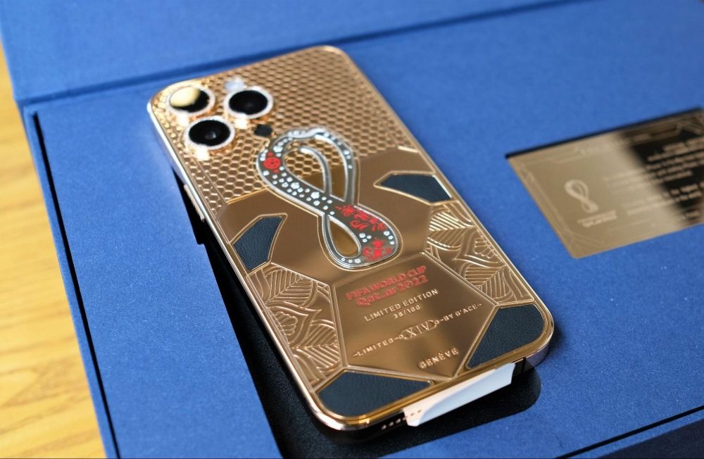 Hình ảnh iPhone 14 Pro Max bản mạ vàng chắc chắn sẽ làm say đắm những ai yêu công nghệ. Với một thiết bị được phủ lớp vàng đầy sang trọng, chiếc iPhone này sẽ là điểm nhấn cho bất kỳ ai sở hữu nó.