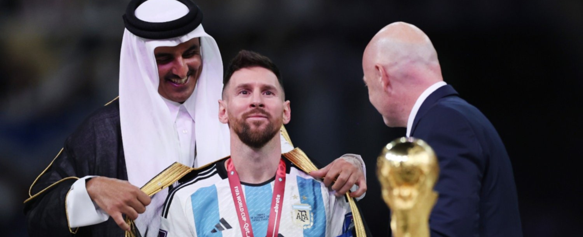 Chiếc áo choàng đen Lionel Messi mặc khi nâng cúp gây phản ứng trái chiều