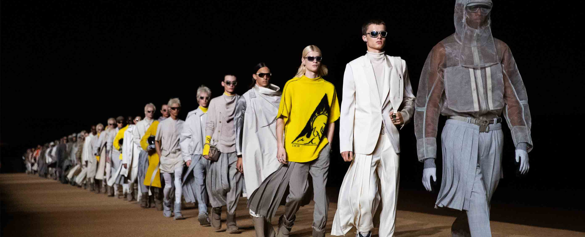 Dior Men mùa Thu 2023: Theo chân đoàn lữ hành sa mạc 