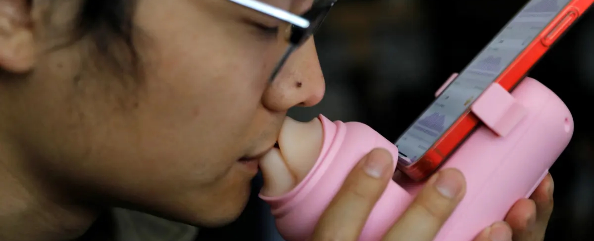 BizLab: Thật như đùa, start-up Trung Quốc phát minh máy “hôn môi xa”!