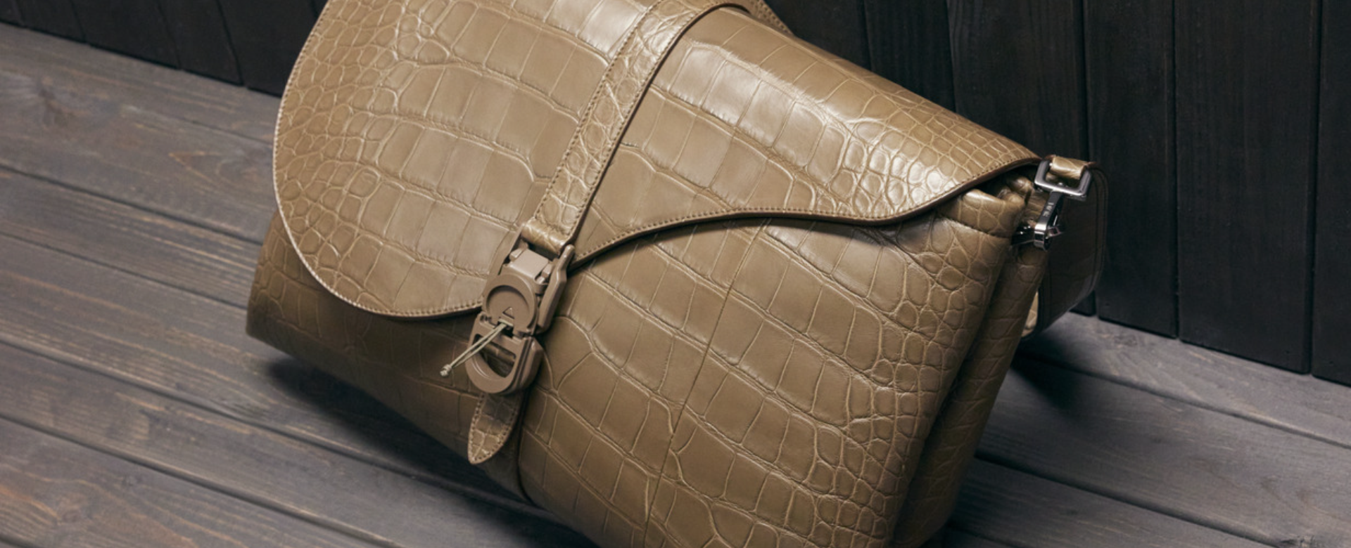 Dior Men tái định nghĩa sự nam tính hiện đại với mẫu túi Pillow