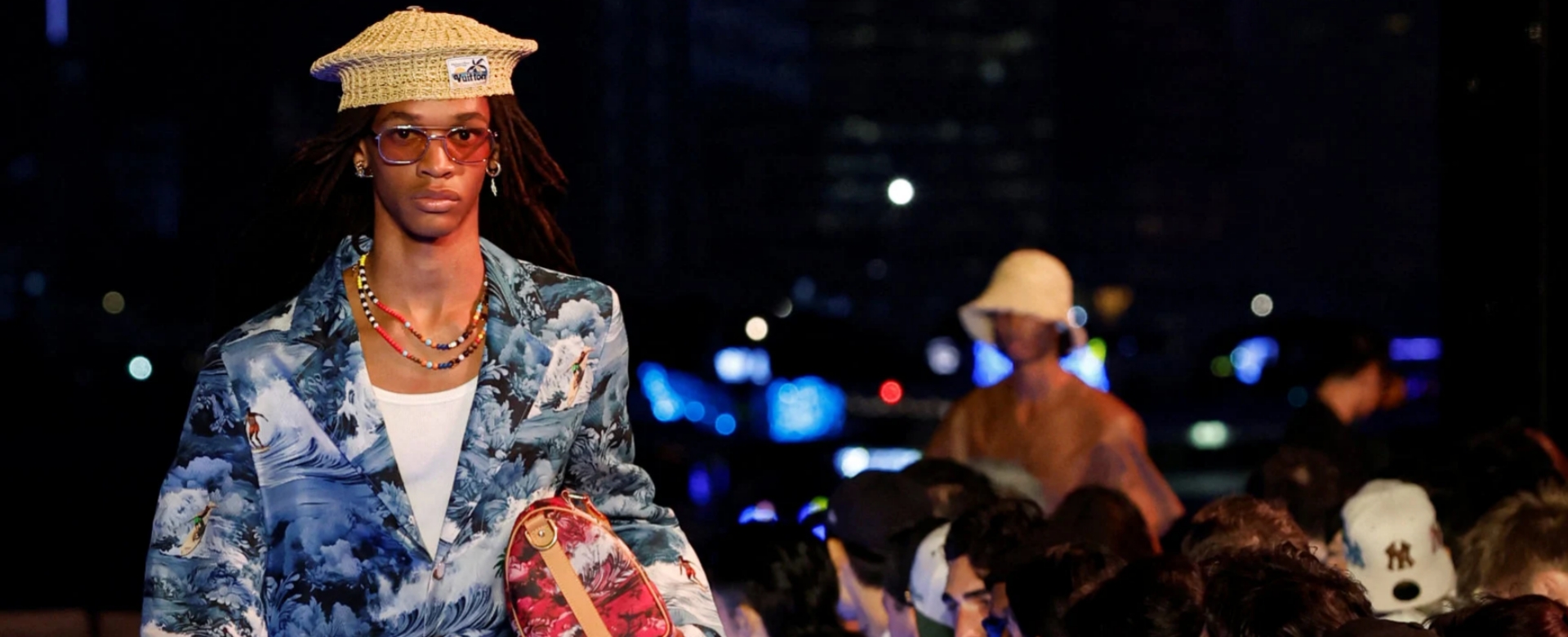 Louis Vuitton mang đến điều gì thú vị trong show diễn thời trang tại Hồng Kông?