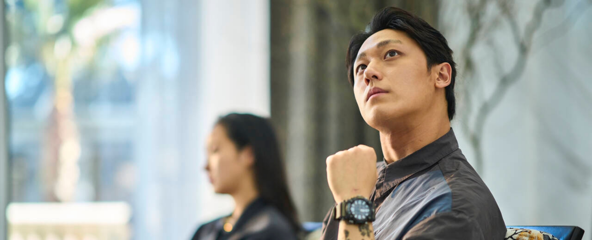 Thời trang của Pháp sư xăm trổ Lee Do Hyun trong phim “Quật mộ trùng ma”