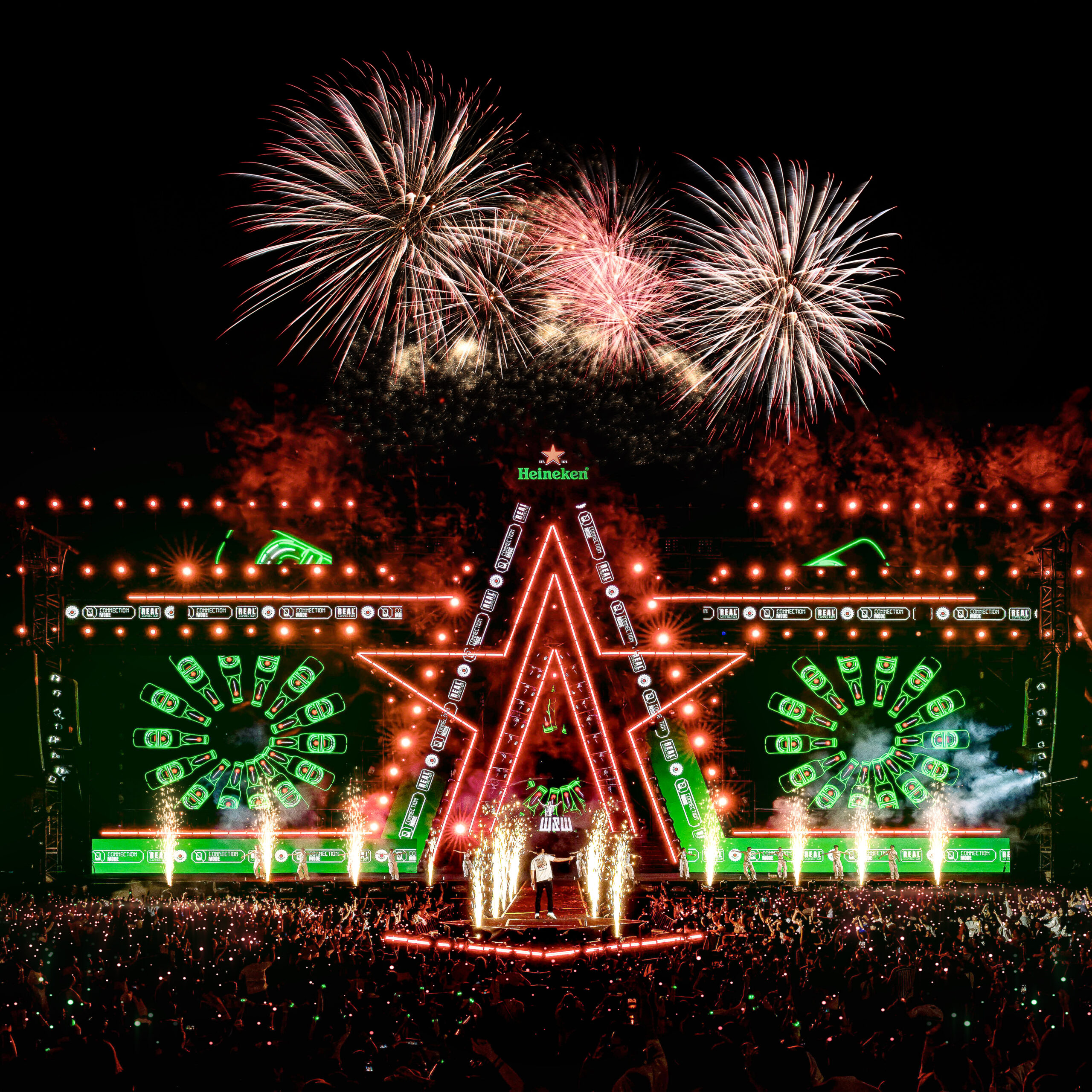 105.000+ khán giả cùng hiện diện trong khoảnh khắc đếm ngược. 42.000+ lon bia được bật nắp, mở màn năm mới đầy cảm xúc. Đại tiệc “phone-free” quy mô lớn, nơi hàng chục nghìn người tạm gác thế giới ảo để tận hưởng trọn vẹn khoảnh khắc giao thừa.